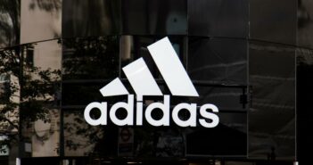 Adidas - Vom kleinen Schuhhersteller zur globalen Ikone der Sportwelt. (Foto: AdobeStock 283043772 ink drop)