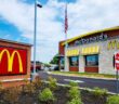 McDonald’s Restaurant weltweit – Ein Treffpunkt für Jung und Alt (Foto: AdobeStock-866808606 Refrina)