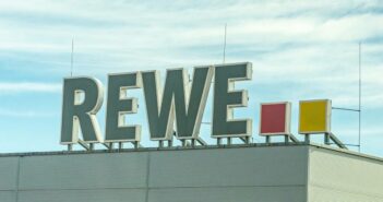 Die Rewe Group expandiert stetig und setzt auf zukunftsorientierte Handelsstrategien. (Foto: AdobeStock 592782226-Annabell Gsödl)